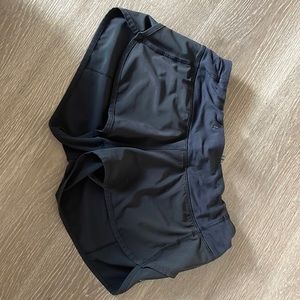 lululemon size 4 low rise lined 2.5 inseam in the color black